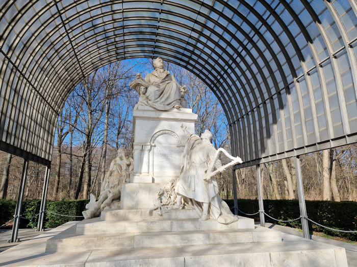 Das Richard-Wagner-Denkmal im Berliner Tiergarten, aufgenommen mit dem Galaxy S22 ...